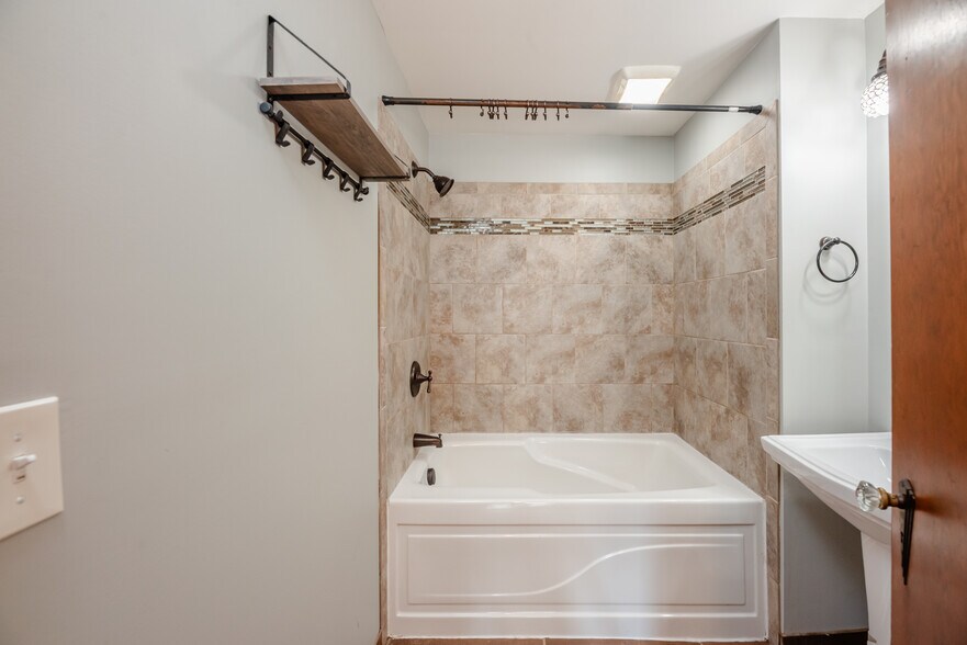 Building Photo - 202 River Meadow Dr