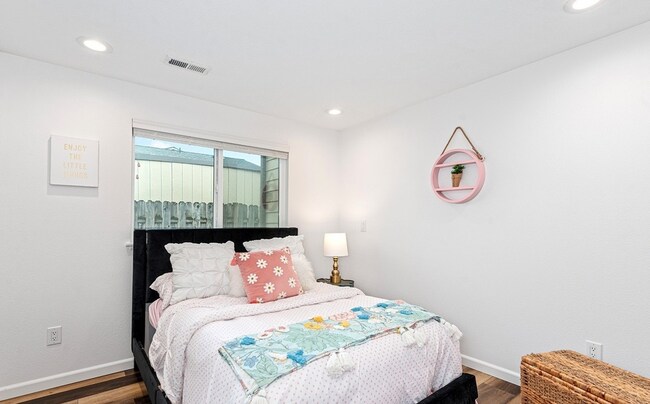 Building Photo - Bright Beautiful Home with huge fenced bac...