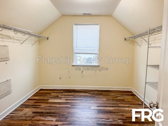 Building Photo - 491 Fallingbrook Dr
