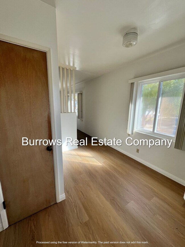 Building Photo - Midtown Ventura - One bedroom, one bath up...