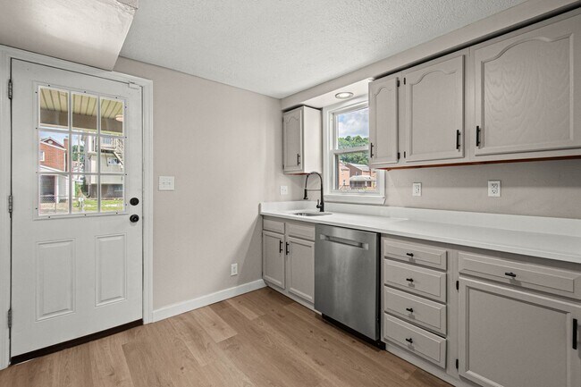 Building Photo - Newly renovated 3 bedroom home in McKees Rocks available now!