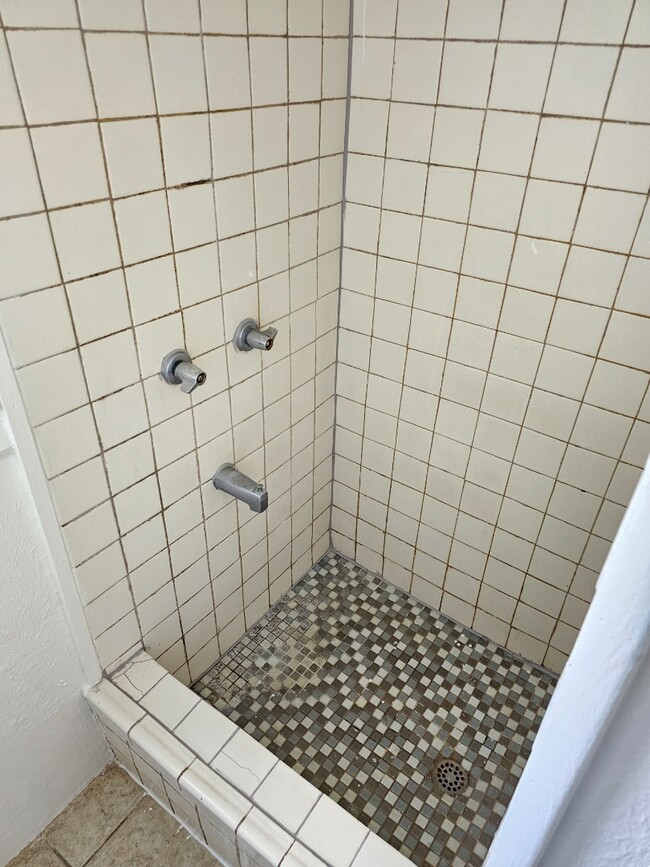 Building Photo - Spacious 3-Beds, 2-Bath Apartment. Back unit