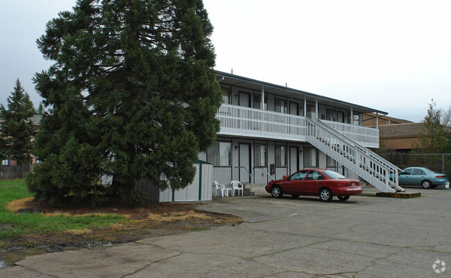 Building Photo - Bettis Apartments