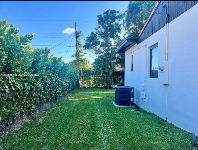 Building Photo - 3110 SW 19th Ter