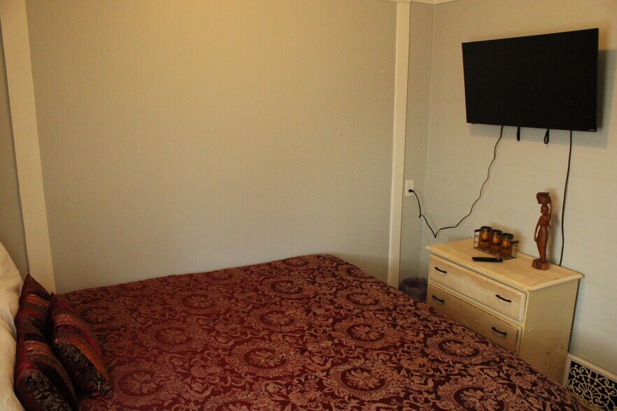 Building Photo - 2621 S Howell Ave