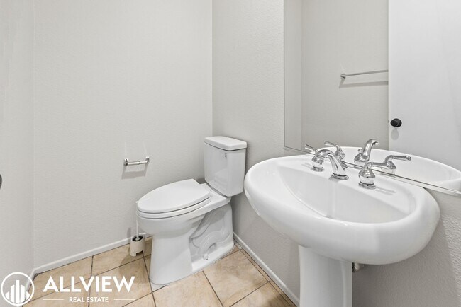 Building Photo - Rare 2 Bed 2.5 Bath Available Now!!