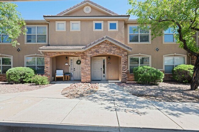 Building Photo - Beautiful 3 Bedroom Townhome In Hidden Valley Heights