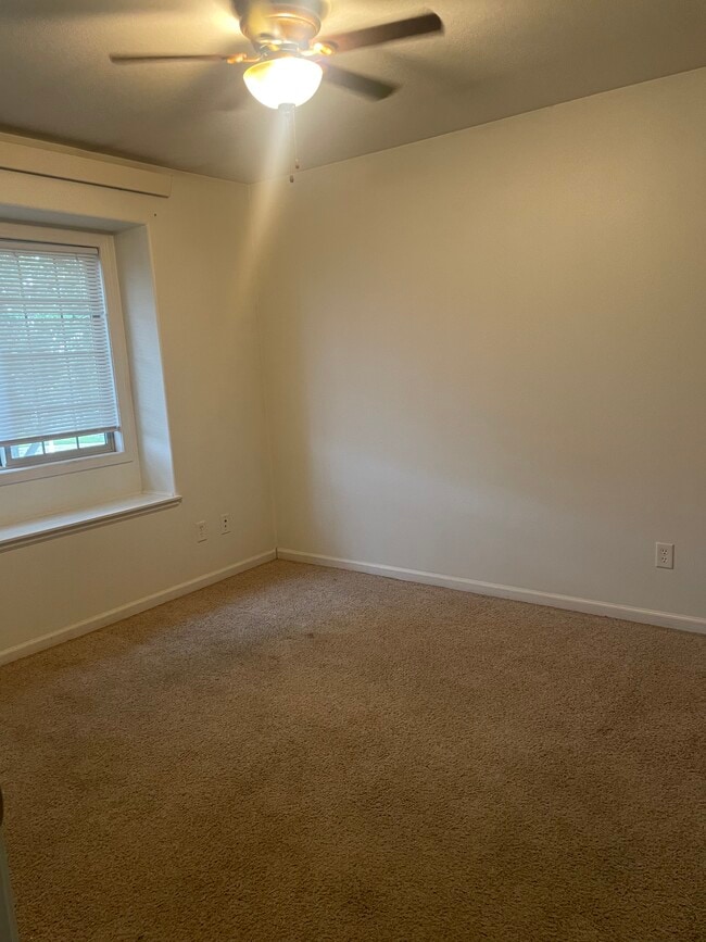 Building Photo - 1351 E Oakland St