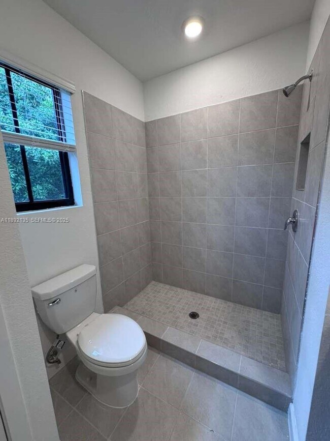 Building Photo - 1549 NE 3rd Ave