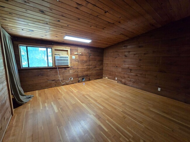 Building Photo - Cabin In the Wood!