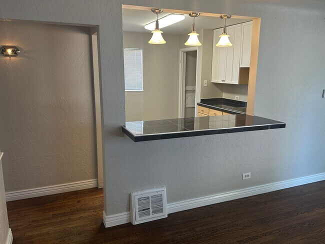 Building Photo - Fantastic 4 Bed 2 Bath 2 living rooms - Available 4/10/26