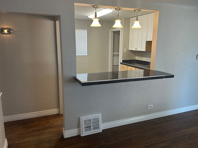 Building Photo - Fantastic 4 Bed 2 Bath 2 living rooms - Available NOW!