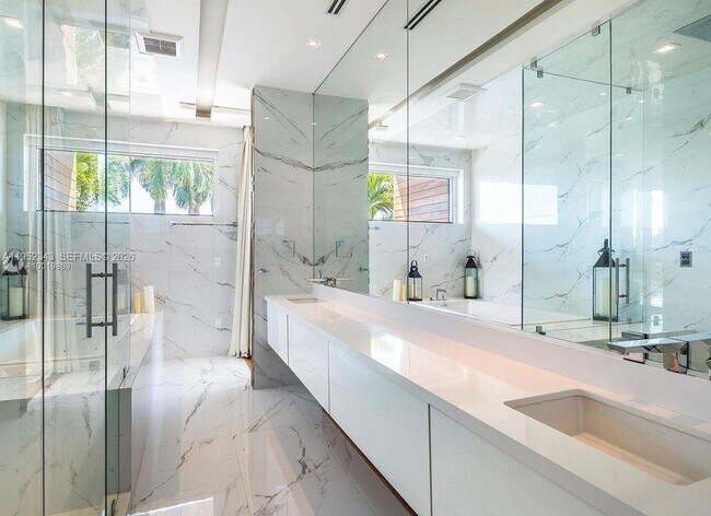 Building Photo - 321 E Dilido Dr