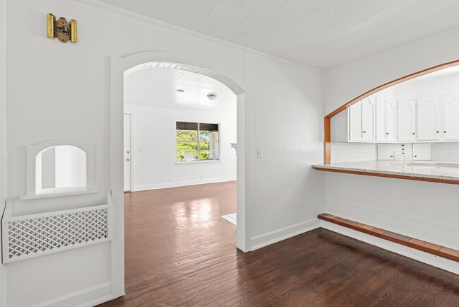 Building Photo - Beautifully Renovated 4 Bedroom 2 Bath Hom...