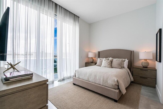 Building Photo - 17550 Collins Ave