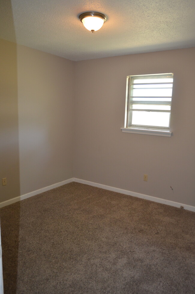 Building Photo - 201-203 Maple Grove Way