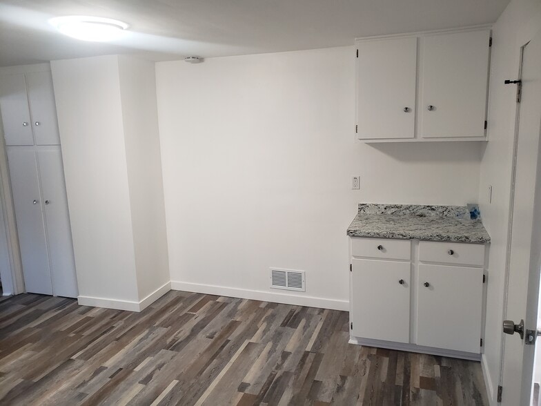 Building Photo - 44 N Hanchett St