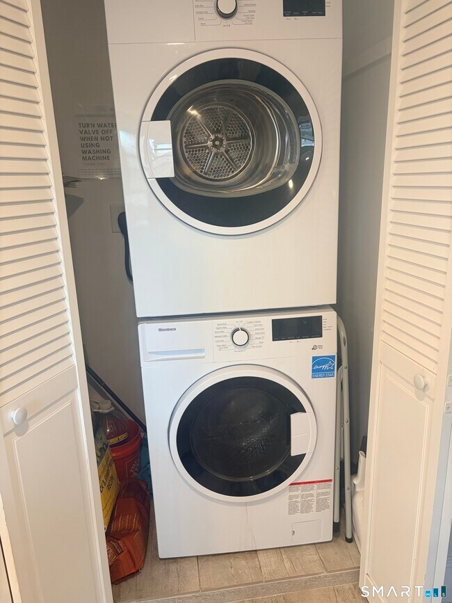 Building Photo - 2 Oak St