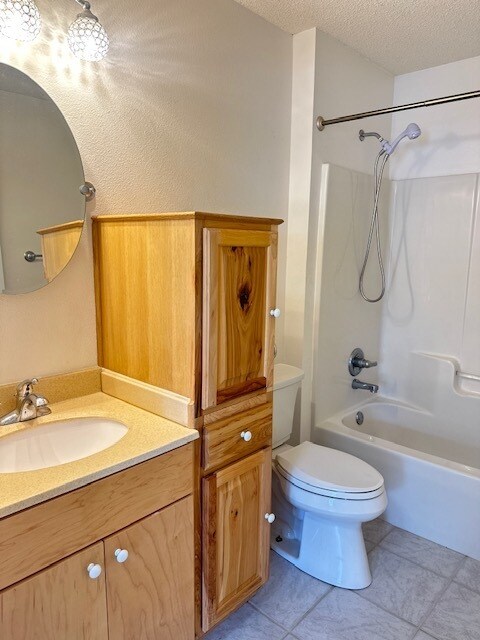 Building Photo - Welcome Home to this 3/2 beautifully Designed for both Relaxation & Entertaining