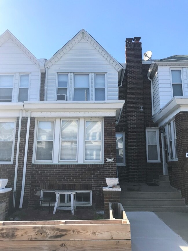 Building Photo - Stunning 3-Bedroom Townhome in Manayunk! Available mid-August!