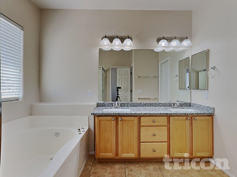 Building Photo - 6950 Diver Ave