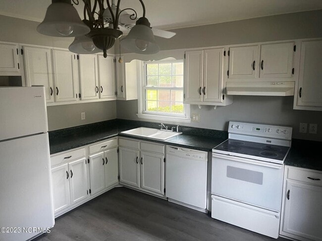 Building Photo - 114 King George Ct