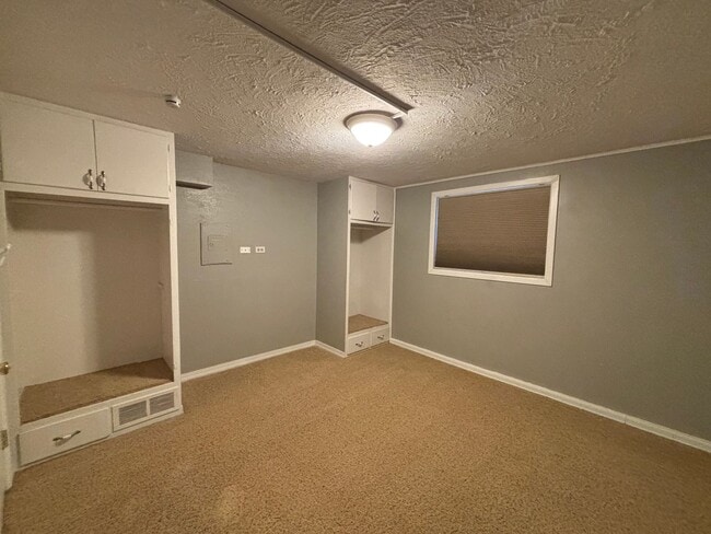 Building Photo - 4 Bedroom 2 Bathroom