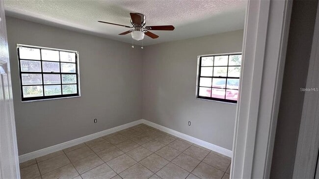 Building Photo - 210 N Lone Oak Dr