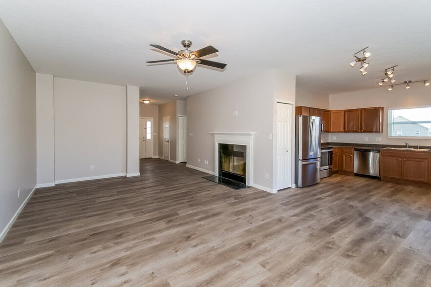 Building Photo - 577 Pebble Drive