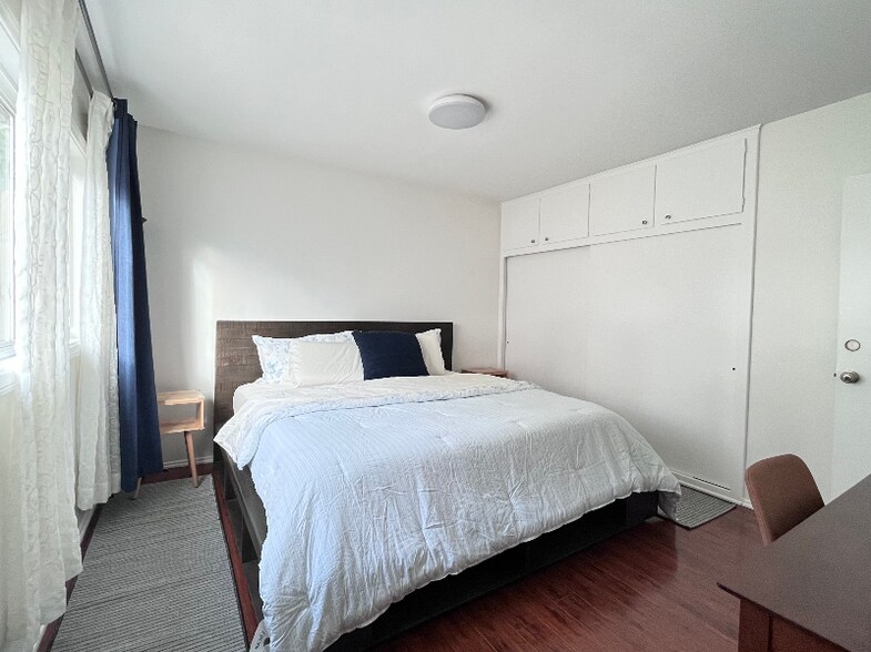 Building Photo - 1051 W 170th St