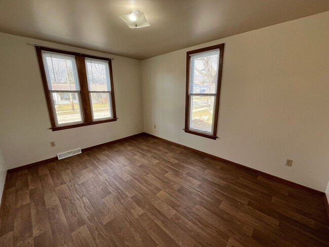 Building Photo - 622 Grand St