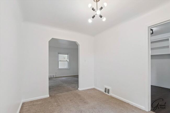 Building Photo - 3 Bedroom - 1 Bath- $1,150.00