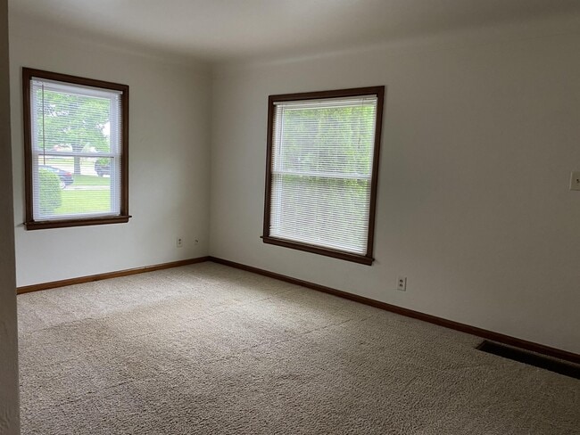 Building Photo - 1413 32nd St NE