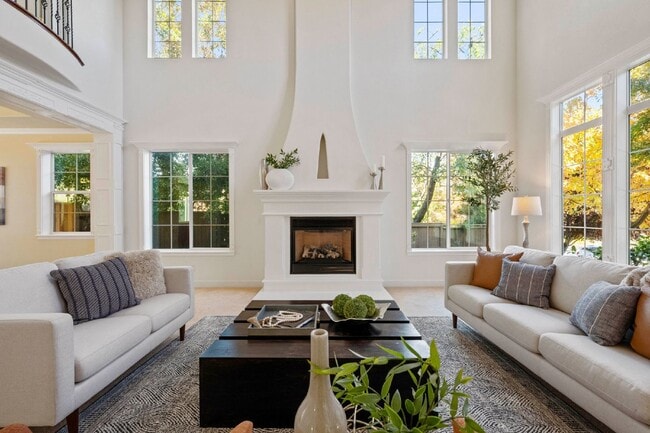 Building Photo - Beautiful home in Serrano. Must See!