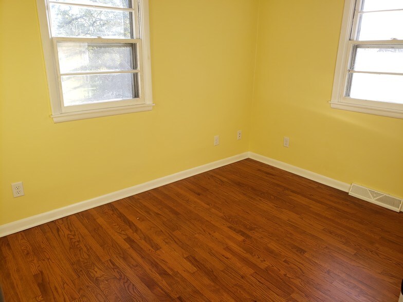smaller back bedroom with hardwd, much light - 6452 Washington Ave