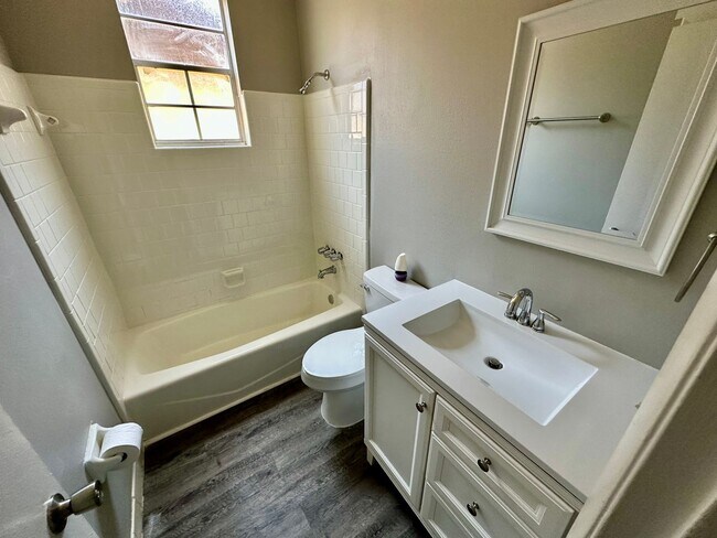 Building Photo - LARUAW 1103