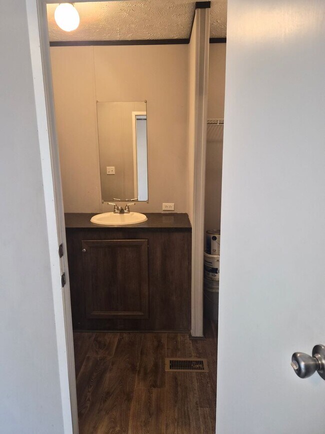 Building Photo - Heiskell 37754 - 3 bedroom, 2 bath home - Call Lisa Vineyard (865) 216-9334