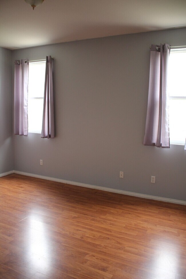 Building Photo - Spacious 5-Bedroom Home in Sought-After Vi...