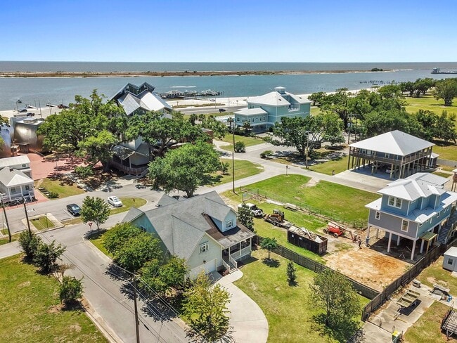 Building Photo - Incredible Home A Block off of Biloxi Beach!
