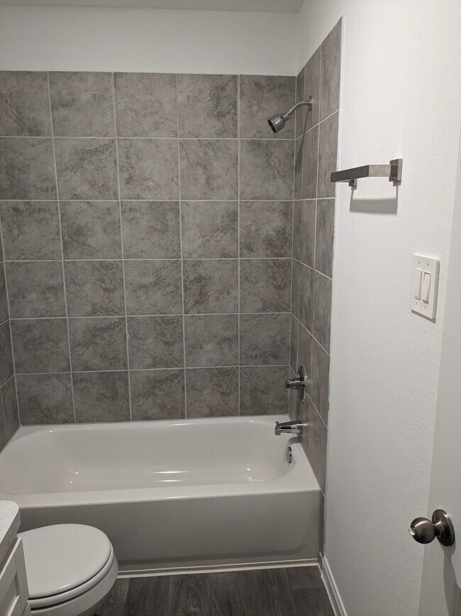 Tub and shower - 16478 Valerie Marie Pl