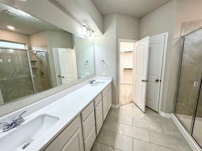 Building Photo - Room for the family!