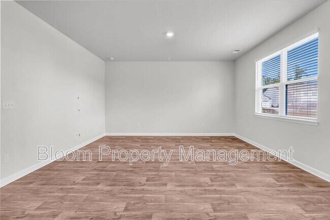 Building Photo - 602 Solar Ct