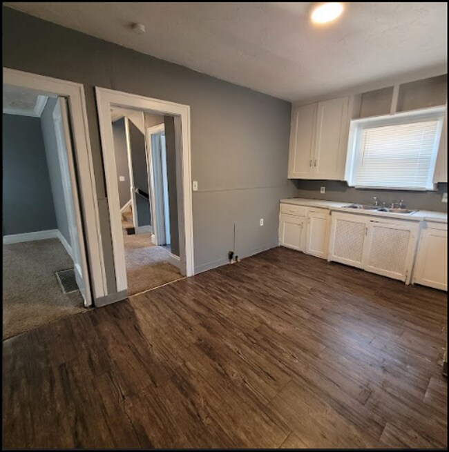 Building Photo - Single Family Home 4  beds 1.5 bath FOR RENT!