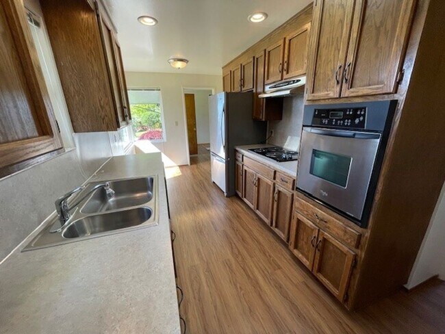 Building Photo - Edmonds View Home