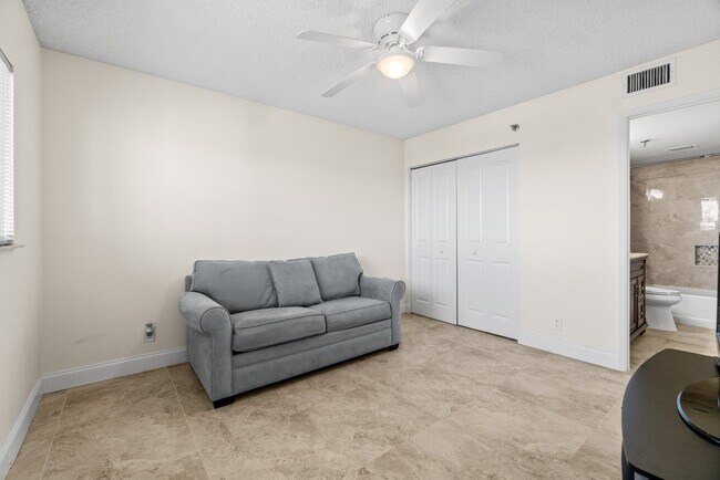 Building Photo - 7290 Kinghurst Dr