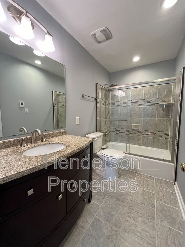 Building Photo - 1109 E Morehead St