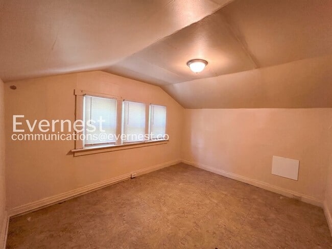Building Photo - 3 Bed, 2 Bath Home with Off-Street Parking / Vouchers Accepted / Available Now!