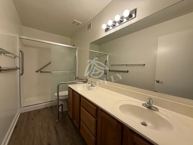 Building Photo - 1111 W Summit Pl