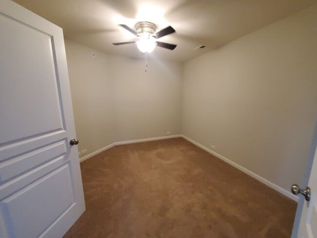 Building Photo - Beautiful 2 bedroom condo near Austin Landing!