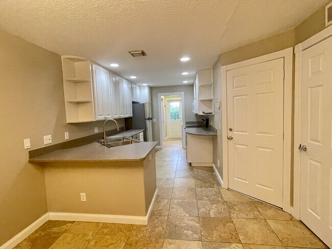 Building Photo - 1649 Napoli Dr W